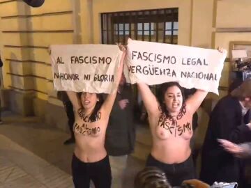 Agresión sexual a estas dos activistas de Femen a las puertas de una misa por Francisco Franco