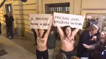 Agresión sexual a estas dos activistas de Femen a las puertas de una misa por Francisco Franco Agresión sexual a estas dos activistas de Femen a las puertas de una misa por Francisco Franco