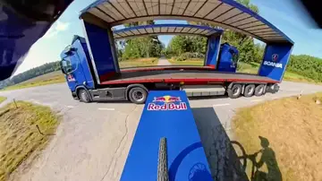 Matt Jones, en el momento de atravesar dos camiones Matt Jones, en el momento de atravesar dos camiones