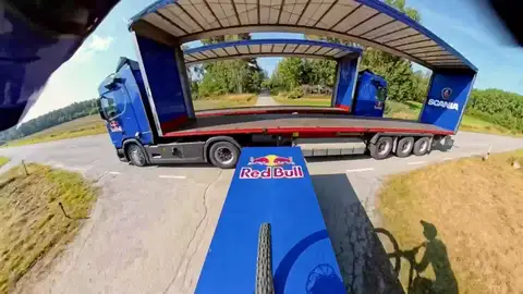 Matt Jones, en el momento de atravesar dos camiones Matt Jones, en el momento de atravesar dos camiones