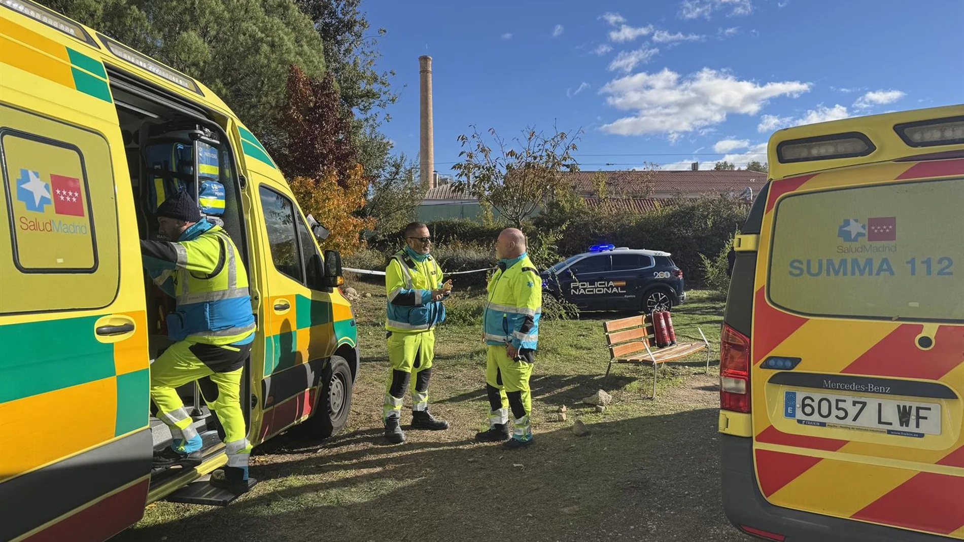 Muere una mujer y un hombre sufre quemaduras graves en un incendio en un parque de Alcalá de Henares (Madrid) Muere una mujer y un hombre sufre quemaduras graves en un incendio en un parque de Alcalá de Henares (Madrid)