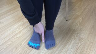 Los beneficios de los separadores de dedos de los pies y c&oacute;mo usarlos