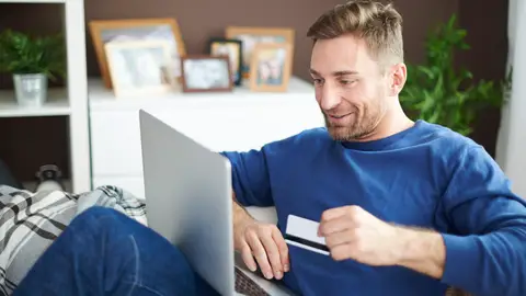 Hombre haciendo una compra online Hombre haciendo una compra online