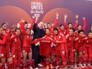 Infantino, con las futbolistas del Afghan Women United