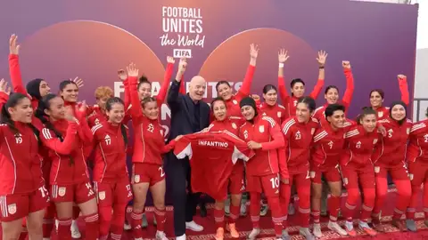 Infantino, con las futbolistas del Afghan Women United Infantino, con las futbolistas del Afghan Women United