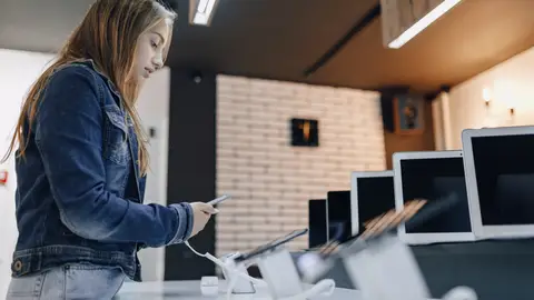 Mujer joven comprando tecnología Mujer joven comprando tecnología