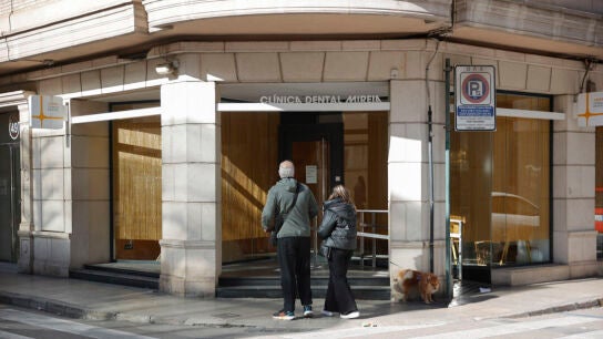 Fachada principal de la cl&iacute;nica dental de Alzira (Val&egrave;ncia)
