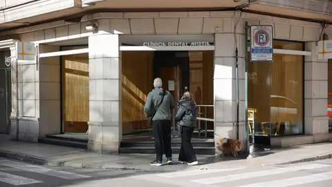 Fachada principal de la clínica dental de Alzira (València) Fachada principal de la clínica dental de Alzira (València)