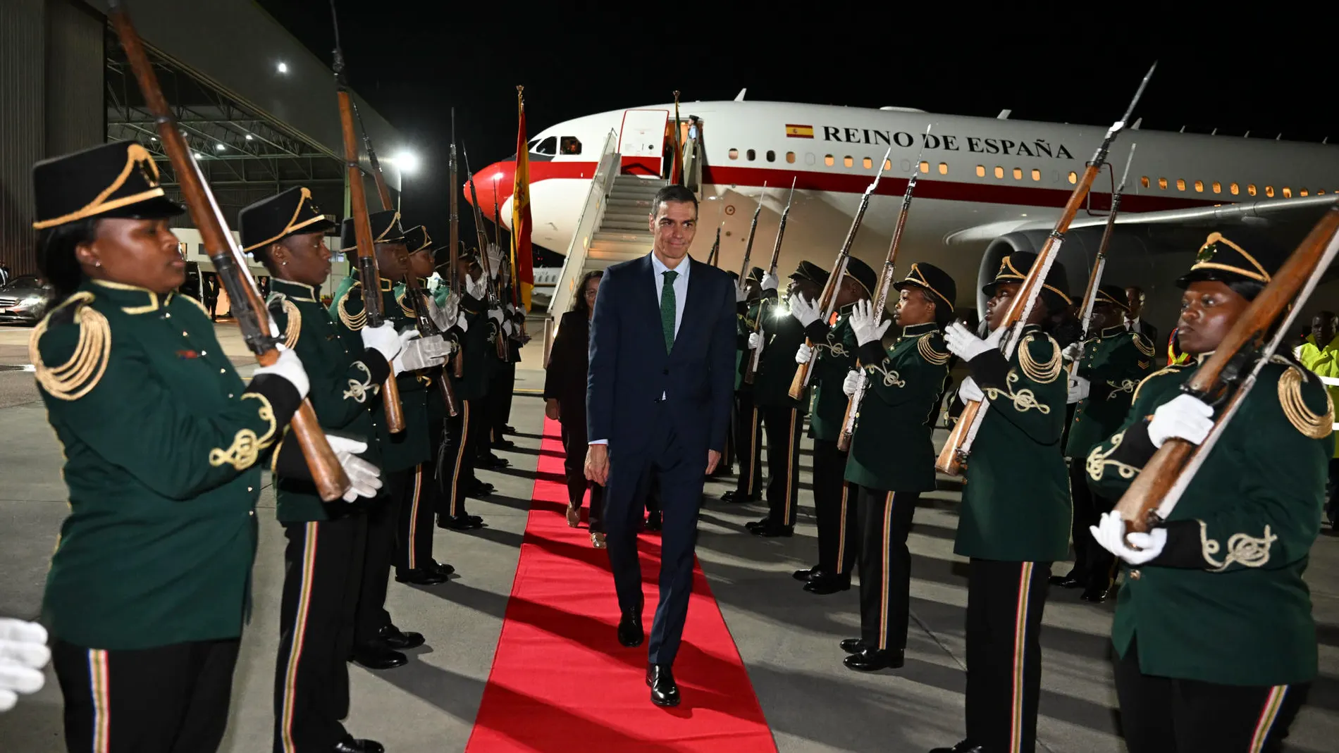 Sánchez llega a la cumbre del G20 en Johannesburgo y reivindica: "En tiempos complejos decidimos avanzar, no retroceder" Sánchez llega a la cumbre del G20 en Johannesburgo y reivindica: "En tiempos complejos decidimos avanzar, no retroceder"