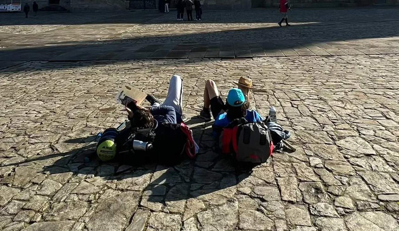 Imagen de archivo de unos niños aprendiendo durante el Camino de Santiago.