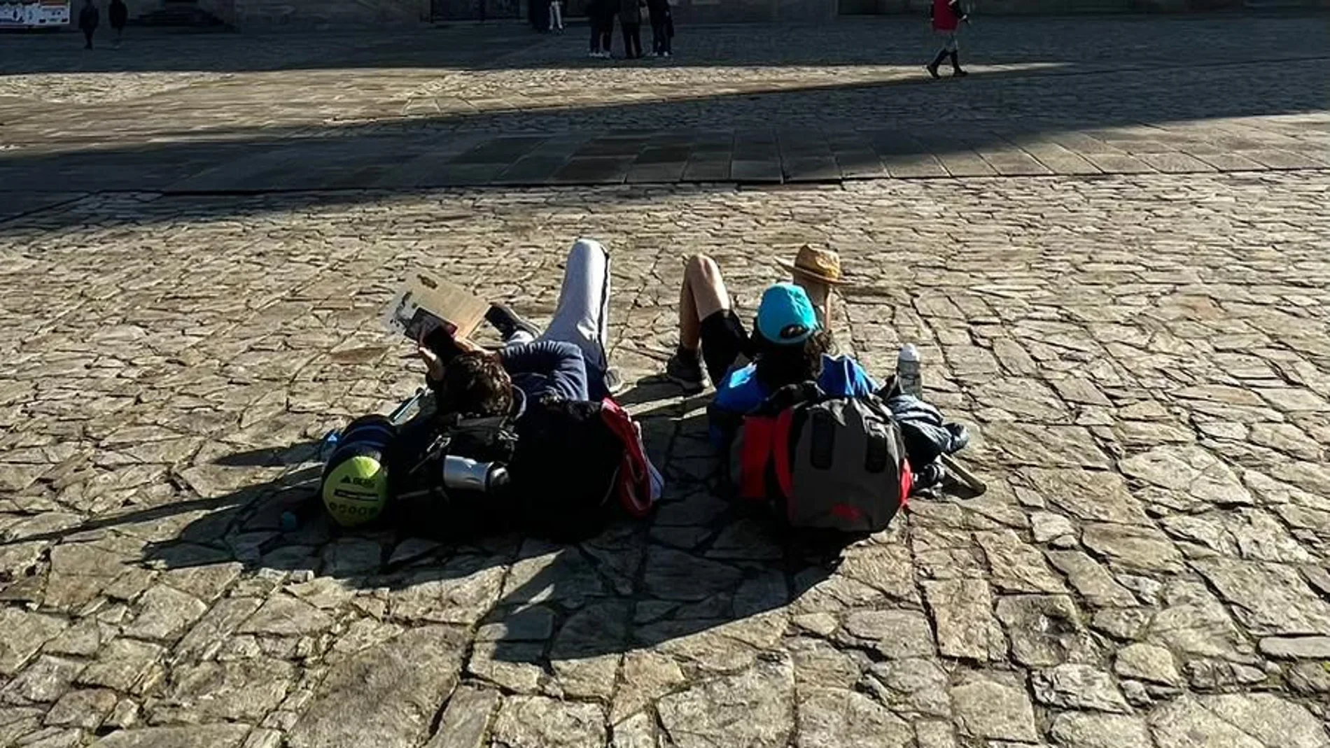 Imagen de archivo de unos niños aprendiendo durante el Camino de Santiago. Imagen de archivo de unos niños aprendiendo durante el Camino de Santiago.