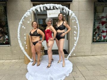 El escaparate viviente de Meaño que muestra las mujeres reales: “Sufrí acoso por el tamaño de mi pecho, hoy muestro mi cuerpo con orgullo”
