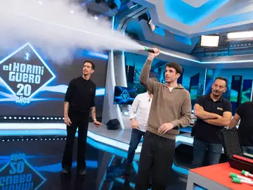 "La que hemos liado": Álex Márquez prueba un innovador invento antiincendios "La que hemos liado": Álex Márquez prueba un innovador invento antiincendios