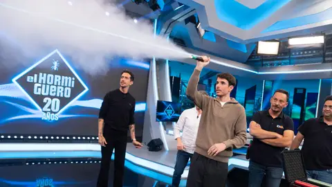 "La que hemos liado": Álex Márquez prueba un innovador invento antiincendios "La que hemos liado": Álex Márquez prueba un innovador invento antiincendios