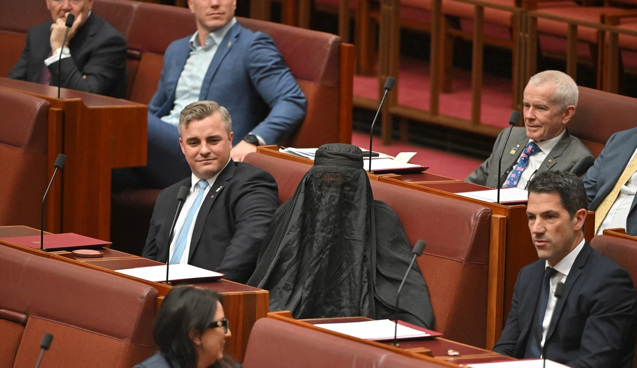 Suspenden a una senadora de la derecha australiana por entrar al Senado con un burka
