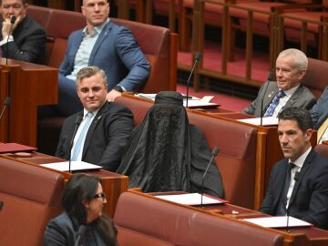 Suspenden a una senadora de la derecha australiana por entrar al Senado con un burka