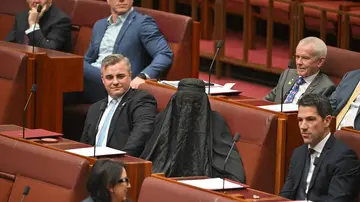 Suspenden a una senadora de la derecha australiana por entrar al Senado con un burka Suspenden a una senadora de la derecha australiana por entrar al Senado con un burka