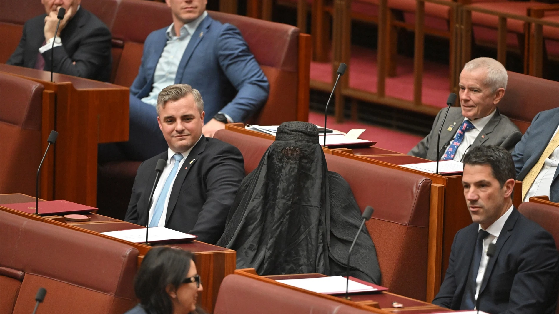 Suspenden a una senadora de la derecha australiana por entrar al Senado con un burka Suspenden a una senadora de la derecha australiana por entrar al Senado con un burka