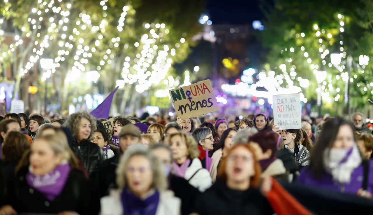 Manifestación con motivo del Día Internacional para la Eliminación de la Violencia contra las Mujeres, convocada por la Comisión 8M de Madrid
