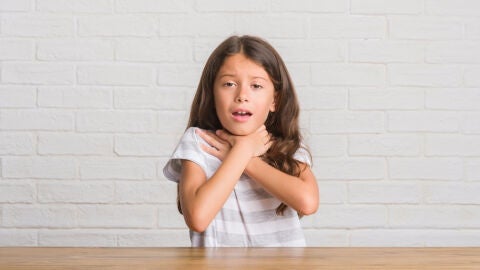 Niña atragantándose