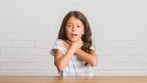 Niña atragantándose Niña atragantándose