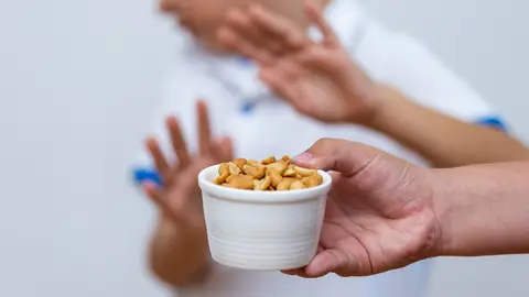 Un niño rechaza frutos secos Un niño rechaza frutos secos