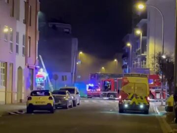Los bomberos siguen extinguiendo el fuego de un bazar que obligó a desalojar 4 edificios en Pamplona