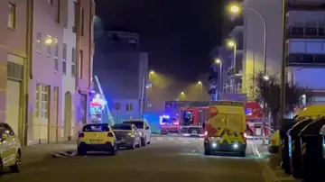 Los bomberos siguen extinguiendo el fuego de un bazar que obligó a desalojar 4 edificios en Pamplona Los bomberos siguen extinguiendo el fuego de un bazar que obligó a desalojar 4 edificios en Pamplona