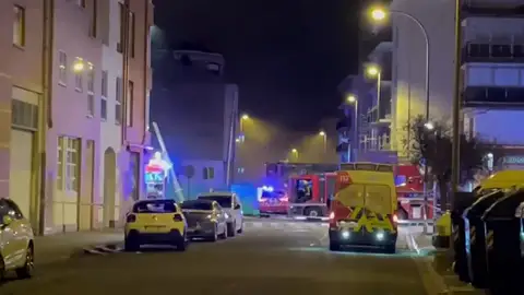 Los bomberos siguen extinguiendo el fuego de un bazar que obligó a desalojar 4 edificios en Pamplona Los bomberos siguen extinguiendo el fuego de un bazar que obligó a desalojar 4 edificios en Pamplona