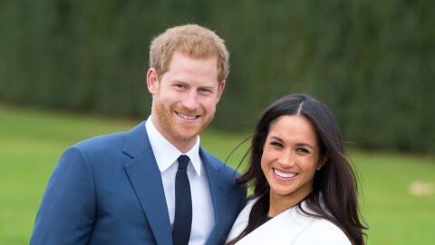 Harry y Meghan durante el anuncio oficial de compromiso en 2017