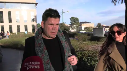 Lucas, junto a su mujer, María José, a la salida de la clínica en Barcelona Lucas, junto a su mujer, María José, a la salida de la clínica en Barcelona