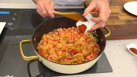 Añade también el tomillo, el orégano, las hojas de laurel y el pimentón. Añade también el tomillo, el orégano, las hojas de laurel y el pimentón.