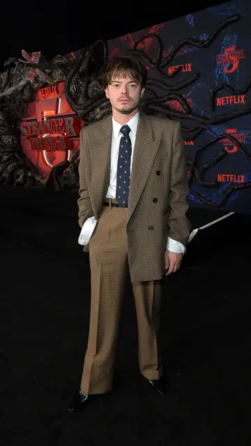 Charlie Heaton en la premiere de Stranger Things 5 Charlie Heaton en la premiere de Stranger Things 5