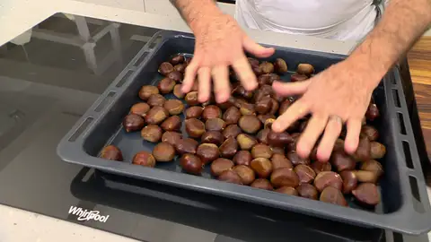 Haz un corte superficial a las castañas y ásalas Haz un corte superficial a las castañas y ásalas