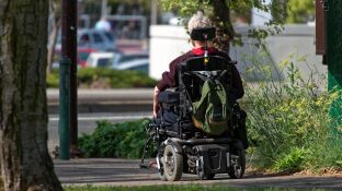 Una persona en silla de ruedas