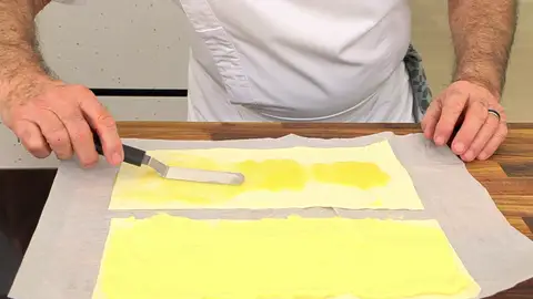 Pinta toda la superficie del hojaldre que hemos dejado sin crema Pinta toda la superficie del hojaldre que hemos dejado sin crema