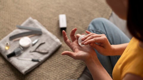 Mujer usando quitaesmaltes