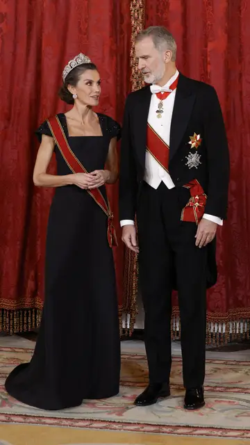 La reina Letizia y el rey Felipe VI, en una cena de gala en el Palacio Real La reina Letizia y el rey Felipe VI, en una cena de gala en el Palacio Real