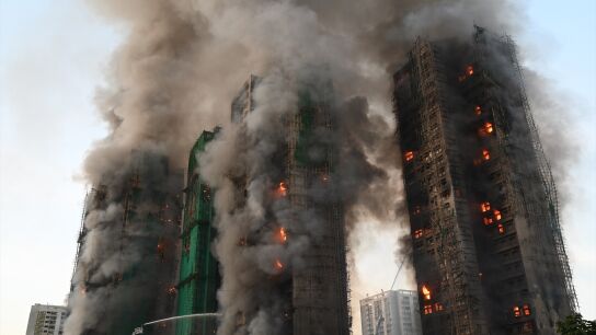 Imagen de los edificios del complejo residencial de Hong Kong envueltos por las llamas el pasado mi&eacute;rcoles