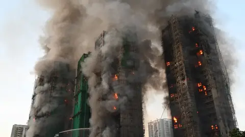 Imagen de los edificios del complejo residencial de Hong Kong envueltos por las llamas el pasado miércoles Imagen de los edificios del complejo residencial de Hong Kong envueltos por las llamas el pasado miércoles