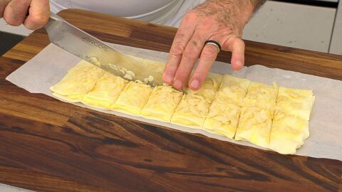 Corta la masa en 16 porciones