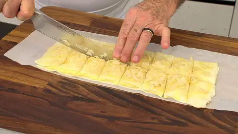 Corta la masa en 16 porciones Corta la masa en 16 porciones