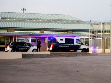 Furgones policiales en los que han llegado José Luis Ábalos y Koldo García a la prisión de Soto del Real, Madrid