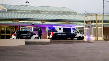 Furgones policiales en los que han llegado José Luis Ábalos y Koldo García a la prisión de Soto del Real, Madrid