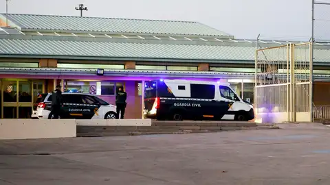 Furgones policiales en los que han llegado José Luis Ábalos y Koldo García a la prisión de Soto del Real, Madrid Furgones policiales en los que han llegado José Luis Ábalos y Koldo García a la prisión de Soto del Real, Madrid