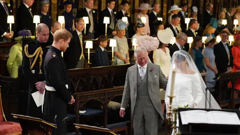 Carlos III acompañando a Meghan al altar, dónde la espera Harry Carlos III acompañando a Meghan al altar, dónde la espera Harry