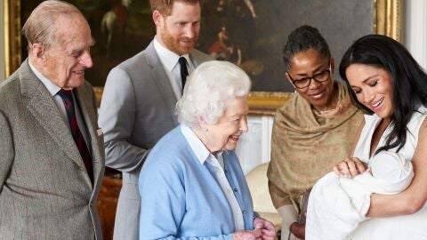 Isabel II conociendo a su bisnieto Archie Harrison Mountbatten Windsor. También en la foto Doria Ragland, madre de Meghan, y el príncipe Edward, duque de Edimburgo