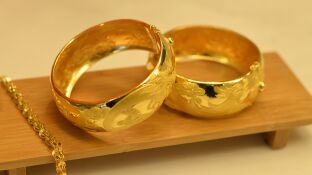 Foto de archivo de anillos de oro