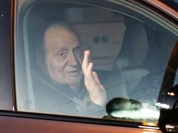 El Rey emérito Juan Carlos I saluda a su llegada a Sanxenxo El Rey emérito Juan Carlos I saluda a su llegada a Sanxenxo