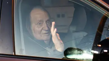 El Rey emérito Juan Carlos I saluda a su llegada a Sanxenxo El Rey emérito Juan Carlos I saluda a su llegada a Sanxenxo